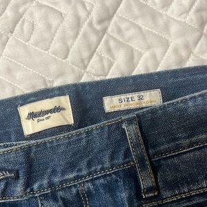 Madewell. Size 32 waist. Med/wide leg. Medium rise.